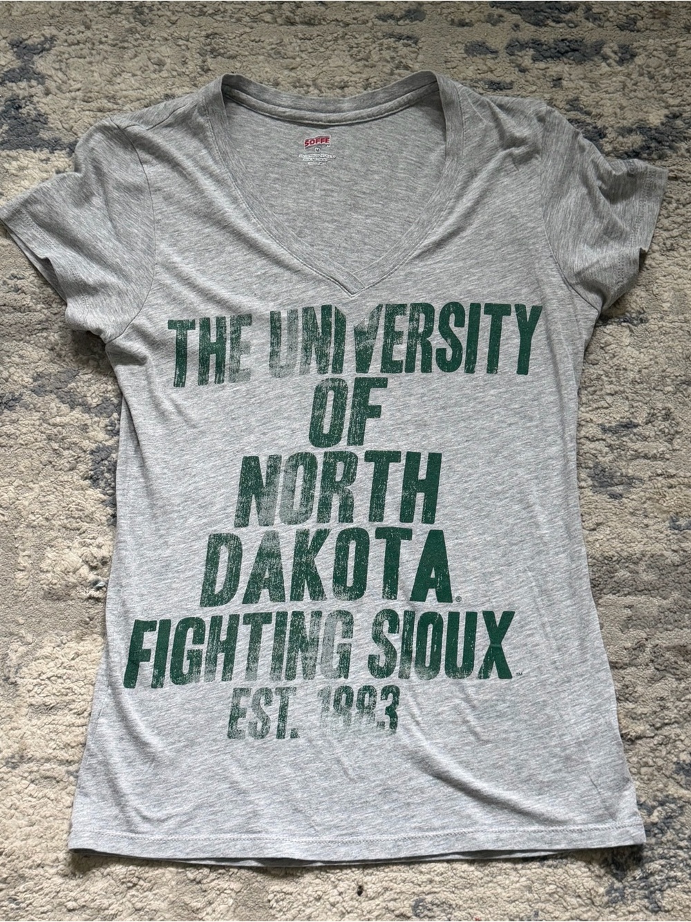 UND Fighting Sioux Soffe Women’s V-Neck T-Shirt Gray Green Medium Retired Logo